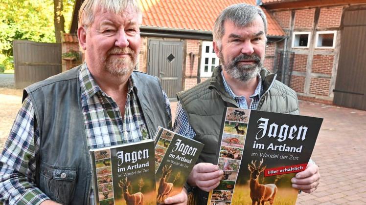 Reinhard und Ulrich Hildebrand schrieben und veröffentlichten das Buch „Jagen im Artland im Wandel der Zeit“.