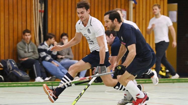 Die Oberligamannschaft des HC Delmenhorst um Robert Hader (hinten) ist mit einer Niederlage in den zweiten Teil der Hallensaison 2021/22 gestartet. Die Oberligamannschaft des HC Delmenhorst um Robert Hader (hinten) ist mit einer Niederlage in den zweiten Teil der Hallensaison 2021/22 gestartet.