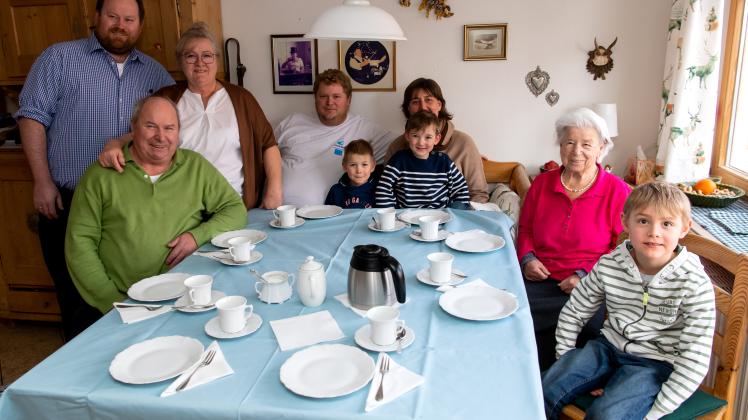 Ludwig (l-r), Anton, Karin, Georg, Xaver, Steffi, Simon, Anna und Kilian Schmid sitzen in ihrer Küche zusammen. Der russische Angriff auf die Ukraine bestimmt auch in Deutschland die Alltagsgespräche von Familien.