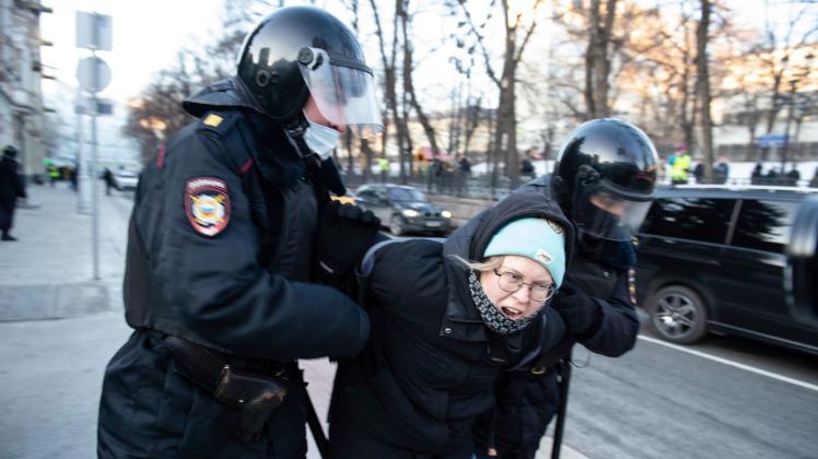 Die russische Polizei nimmt eine Demonstrantin fest. Demonstrantin