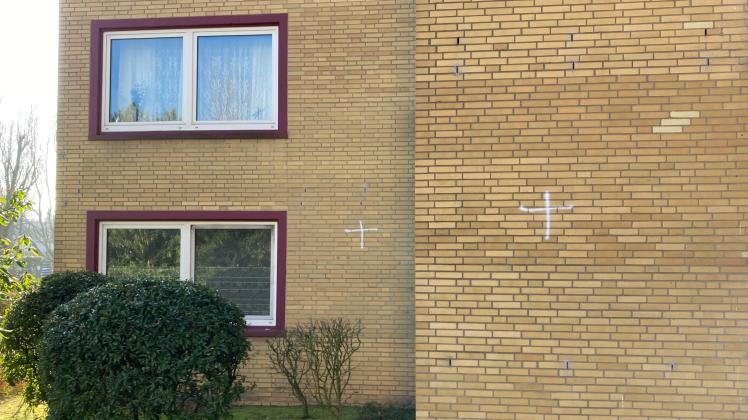 Häuser in Haste/Osnabrück mit weißen Kreuzen beschmiert