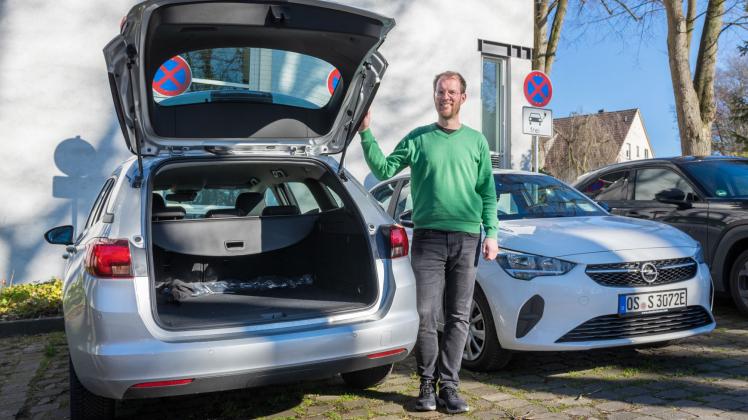 Große Klappe mit viel Platz dahinter: Der neue Opel Astra Kombi ermöglicht auch größere Transporte, wie Stefan Sprenger hier zeigt.