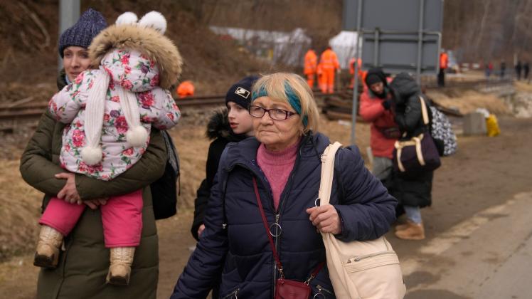 Ukrainische Flüchtlinge an der polnisch-ukrainischen Grenze bei Kroscienko: Nur Frauen und Kinder sind unterwegs.