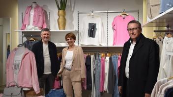 Bürgermeister Andreas Kaiser (rechts) gratuliert Annette Kahle und ihrem Mann Hermann zur Neueröffnung. 