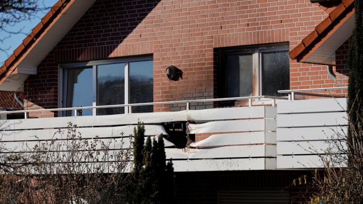 Bei dem Brand in Lintorf wurden die Balkonbrüstung, der Dachüberstand und ein Fenster in Mitleidenschaft gezogen.
