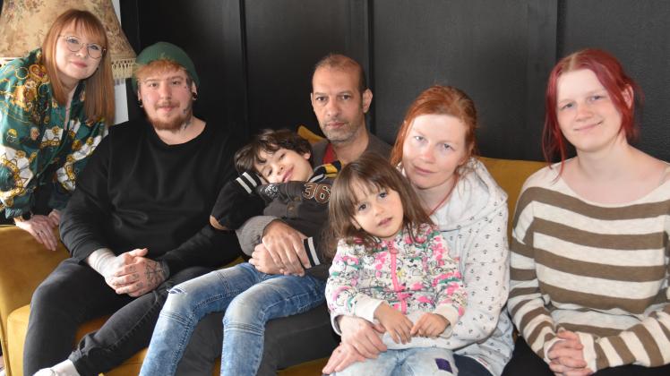 Nicht nur auf dem Sofa jetzt eine Schicksalsgemeinschaft: Janina und Phillip Aust (links) mit Usama Mahmoud, Nadja Oliinyk und deren Kindern Amir (6), Melissa (3) und Ivanna (17).      