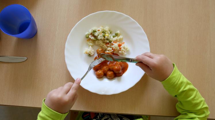 Mehrere ehemalige Kurkinder berichten auf Facebook, dass sie zum Essen gezwungen wurden - manche mussten als Strafe sogar ihr Erbrochenes essen (Symbolbild).