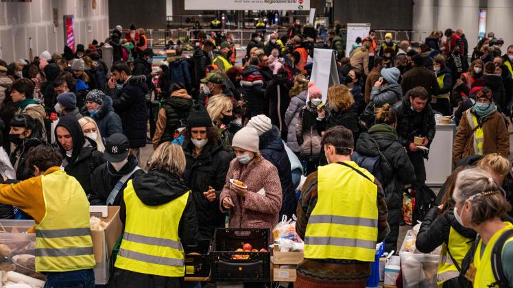 Volunteers distribute food to Ukrainian refugees at a makeshift cafeteria in Berlin&apos;s central railway station (Hauptbahnhof) on March 8, 2022. (Photo by John MACDOUGALL / AFP)
