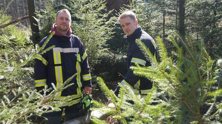An dieser Stelle des Waldstückes fanden Nico Rolf und Yannick Augsburg (v.l.) Montagnacht den vermissten 86-jährigen Mann. An dieser Stelle des Waldstückes fanden Nico Rolf und Yannick Augsburg (v.l.) Montagnacht den vermissten 86-jährigen Mann.