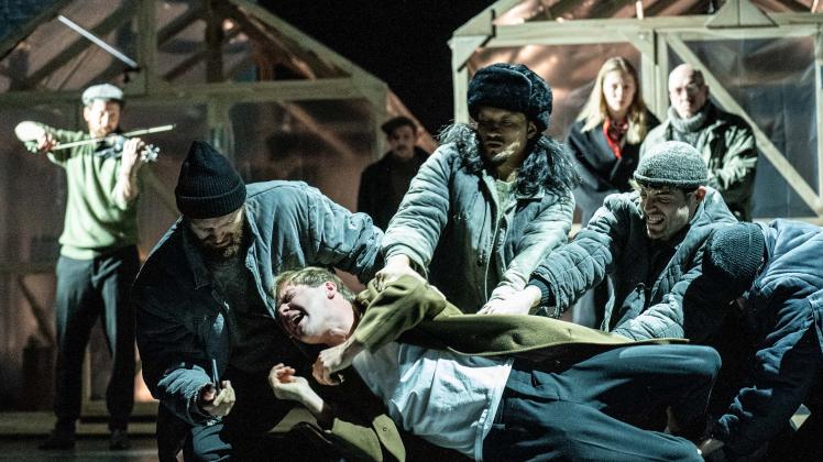 Deutsch-russische Kooperation: Eine Szene aus „Der schwarze Mönch“ in der Inszenierung von Kirill Serebrennikov am Hamburger Thalia-Theater. 