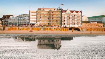 125 Jahre Strandhotel Duhnen: Oben sind die Kamp Hotels 2021 zu sehen, das Spiegelbild zeigt das Strandhotel bei der Eröffnung 1896.