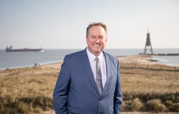 Uwe Santjer: Der Oberbürgermeister der Stadt Cuxhaven vor der Kugelbake in Cuxhaven-Döse.