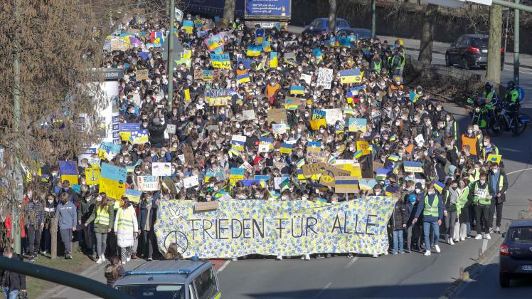 Osnabrück: 3000 Osnabrücker Schüler beim Friedensmarsch wegen des Ukrainekrieges. 09.03.2022