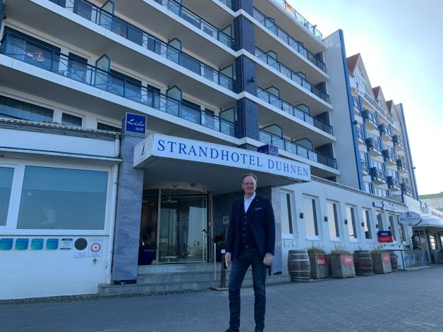 Hotel-Eigentümer Kristian Kamp vor seinem Strandhotel Duhnen. Rechts ist auch das Aparthotel zu sehen.