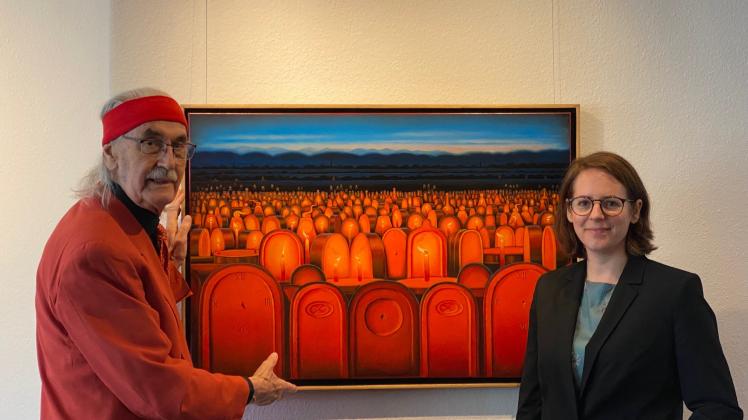 Maler Hans Meyerholz und Ganderkesees Kulturmanagerin Marjet Melzer-Ahrnken bereiten die aktuelle Ausstellung „Sterngucker und Zeitfenster“ im Kulturhaus Müller vor.