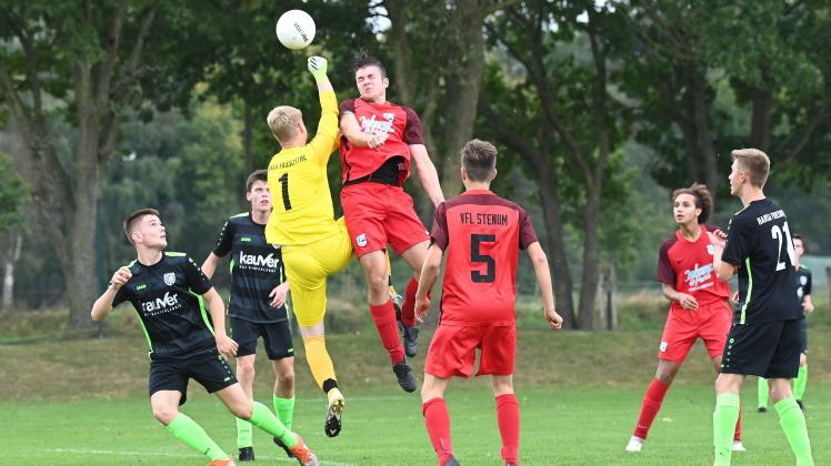 Yann Bartels (beim Kopfballduell) will mit der U19 des VfL Stenum die Tabellenspitze der Fußball-Landesliga verteidigen.