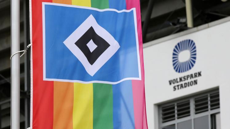 Regenbogenfahnen mit HSV-Logo am Volksparkstadion