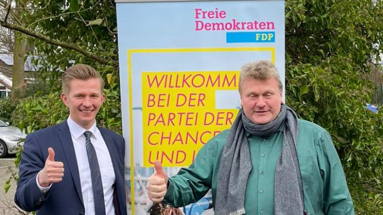 FDP-Kreischef Matthias Seestern-Pauly (links) gratulierte Uwe Kamphaus zur Kandidatur.