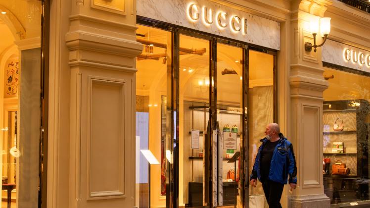 Moskau: Ein Mann geht an einer geschlossenen Gucci-Boutique vorbei. Große internationale Premiummarken haben ihre Aktivitäten in Russland als Reaktion auf die russische Invasion in die Ukraine eingestellt, ihre Geschäfte sind geschlossen.