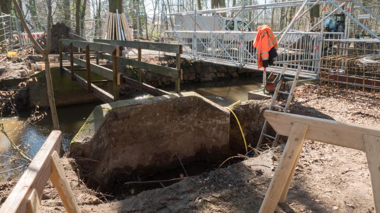 Am vergangenen Freitag starteten die Bauarbeiten für neue Brücken im Tiergarten. 