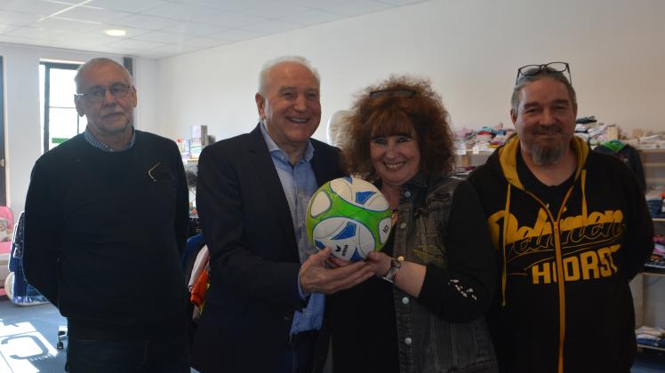 Das neue Vorstandsmitglied Johann Böhmann, Vorsitzender des SV Atlas Manfred Engelbart, Britta Burke und Horst „Blacky“ Dräger freuen sich auf das geplante Fußballturnier.