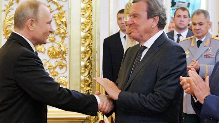 Gerhard Schröder (r.) bei Putins Amtseinführung im Kreml. Der russische Präsident hatte 2018 den Eid für eine vierte Amtszeit abgelegt. Gerhard Schröder (r.) bei Putins Amtseinführung im Kreml. Der russische Präsident hatte 2018 den Eid für eine vierte Amtszeit abgelegt.