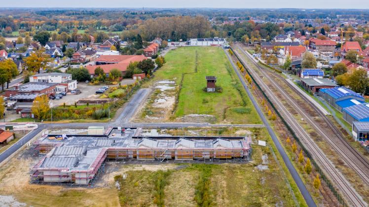 Im März 2021 begann der Neubau der Kindertagesstätte auf dem Bahngelände in Quakenbrück. Anfang November 2022 soll sie fertig sein (Archivfoto).