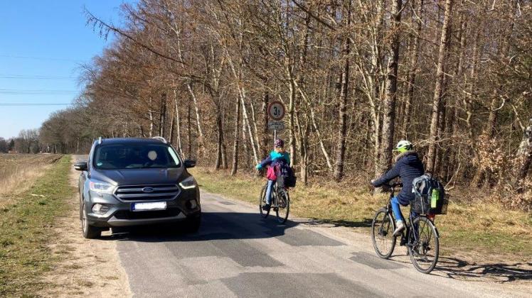 Autos und Radfahrer kommen sich auf dem Rupingorter Kirchweg in Lohne gefährlich nahe.
