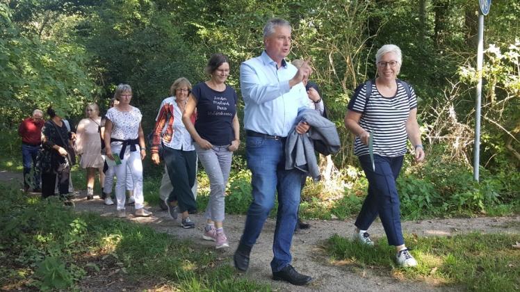 Die Teilnehmer der Einweihung im Naturpark Wildeshauser Geest liefen einen Teil des Delmepfads in Harpstedt entlang.