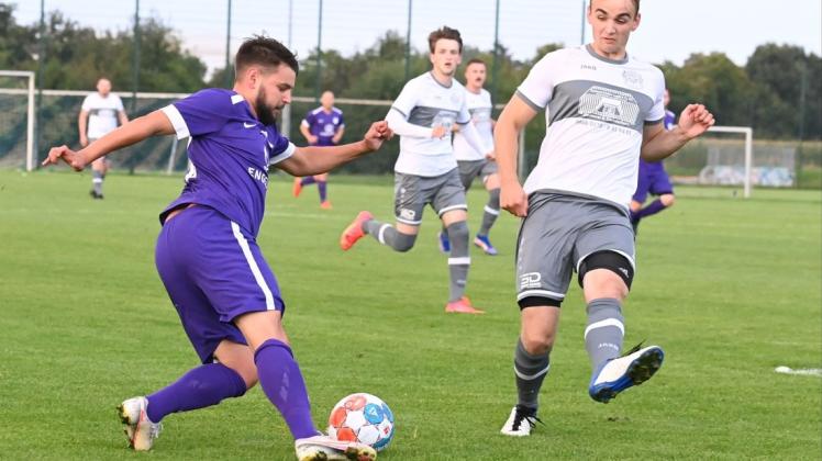 Marcel Maus (links) ist mit dem TV Jahn Delmenhorst Dritter der Fußball-Kreisliga. Marcel Maus (links) ist mit dem TV Jahn Delmenhorst Dritter der Fußball-Kreisliga.