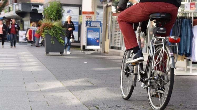 Viele Fahrradfahrer in Delmenhorst halten sich nicht an das Fahrverbot in der Fußgängerzone. (Archivfoto)