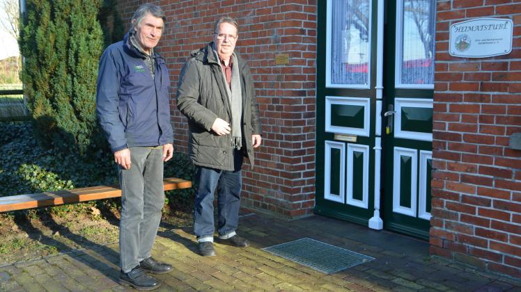 Die Vorsitzenden des Orts- und Heimatvereins Ganderkesee, Siegfried Preuß und Gerold Ahlers (von links), schließen die Tür zur Heimatstube auf, die seit zwei Jahren nicht mehr für Gäste öffnen konnte.