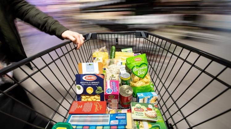 Steigende Preise für Lebensmittel: Familien sollten besonders auf Sonderangebote achten. Welche Spartipps es noch gibt. Steigende Preise für Lebensmittel: Familien sollten besonders auf Sonderangebote achten. Welche Spartipps es noch gibt.