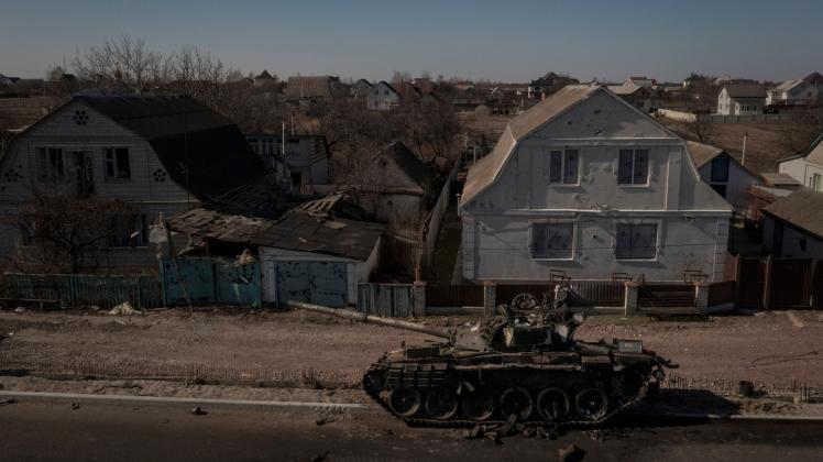 Zerstörter Panzer nördlich von Kiew: Das russische Militär versucht nach Einschätzung des Pentagons, ukrainische Städte zu umzingeln.