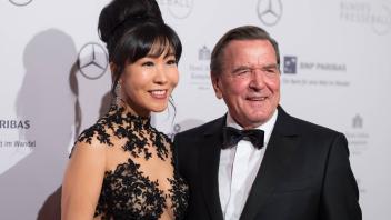Altkanzler-Ehefrau So-yeon Schröder-Kim verteidigt ihren Mann Gerhard Schröder im Netz immer wieder gegenüber der Außenwelt. Nutzer von Twitter und Instagram bilden sich dazu ihre eigene Meinung.
