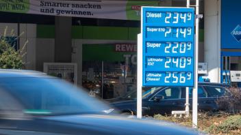 10.03.2022, Berlin, Deutschland, GER - Benzinpreise einer Tankstelle in Berlin-Wilmersdorf. *** 10 03 2022, Berlin, Germ