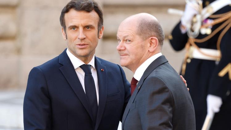 Der französische Präsident Emmanuel Macron und Bundeskanzler Olaf Scholz beim EU-Sondergipfel in Versailles.