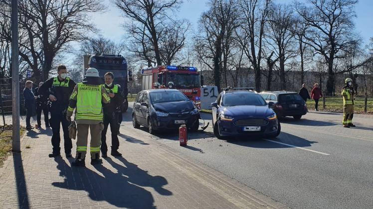 author Bei einem Unfall an der Annenheider Allee sind am Donnerstag drei Autos zusammengeprallt.