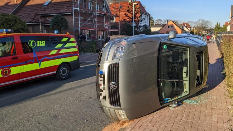 Bei einem Unfall an der Schillerstraße in Delmenhorst ist am Donnerstag ein Auto auf die Seite gekippt. 