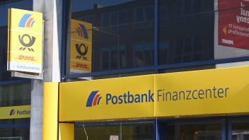 Durch veränderte Bedingungen könnte die Postbank jetzt vielen Kunden das Konto kündigen. 