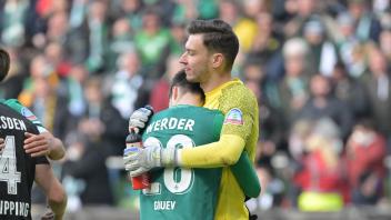 Mit einem Jiri Pavlenka in Bestform (rechts mit Ilia Gruev) kann der SV Werder beim 1. FC Heidenheim den nächsten Schritt in Richtung erste Liga machen, glaubt Ex-Werder-Profi Hans-Jürgen Gundelach, Kolumnist dieser Zeitung.