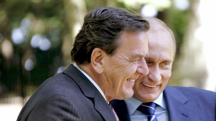 Kennen sich gut: Gerhard Schröder (links) und Wladimir Putin. Die Aufnahme stammt aus dem Jahr 2005, Schröder war damals noch Deutscher Bundeskanzler.