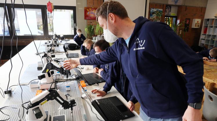 Unter Anleitung von Techniklehrer Patrick Kreutzmann lernen die Schüler im Schülerforschungszentrum an der Oberschule am Sonnensee in Bissendorf, die Dobot-Roboter zu programmieren.