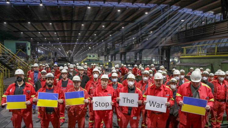 Georgsmarienhütte: Das Stahlwerk der GMH GmbH beteiligt sich an Schweigeminute für Ukraine. ( hier im Walzwerk). 11.03.2022