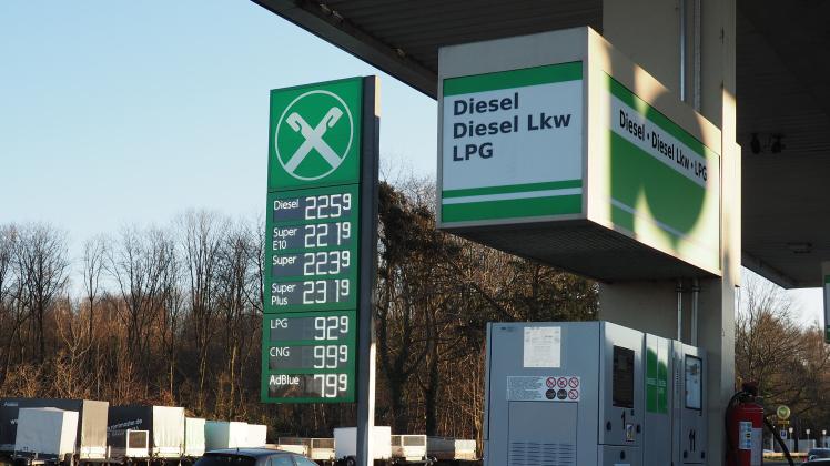 Preise von weit über zwei Euro hat man derzeit auch bei günstigeren Tankstellen zu zahlen. Preise von weit über zwei Euro hat man derzeit auch bei günstigeren Tankstellen für den Sprit zu zahlen.