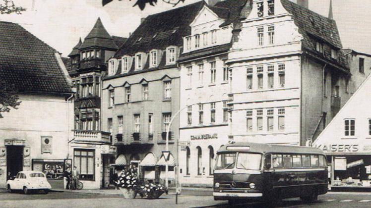 Die Delmenhorster City zu beginn der 60er Jahre: Ein Sager-Omnibus verkehrt auf dem Rathausplatz.