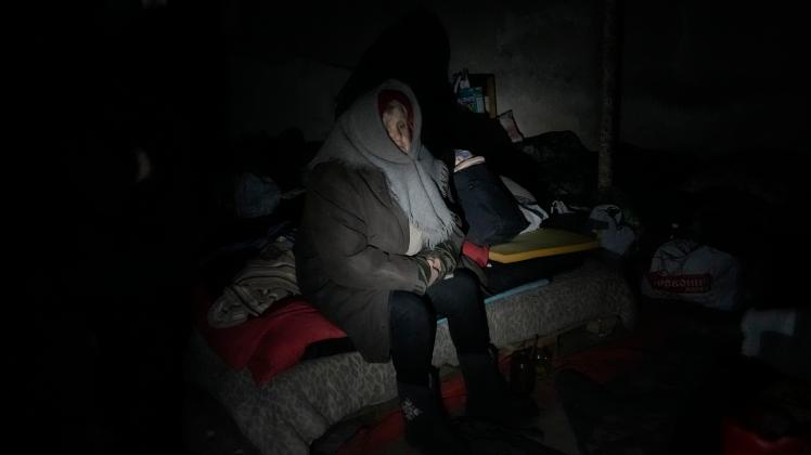 Irpin nordwestlich von Kiew: Eine ältere Einwohner versteckt sich in einem Keller ohne Strom, Wasser und Lebensmittel.