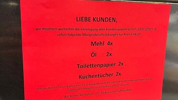 Gegen Hamsterkäufe: Hinweis an Kunden zur Menge von Artikeln wegen des Ukraine-Krieges in einem deutschen Supermarkt.