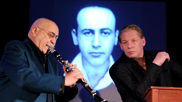 Giora Feidman und Ben Becker Der argentinische Klezmer-Klarinettist Giora Feidman (l) und Schauspieler Ben Becker 2013 bei einer Probe in Glücksburg (Schleswig-Holstein). Foto: Carsten Rehder/dpa
