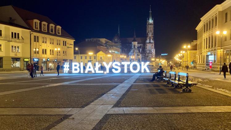 Byalistok bei Nacht: In der ostpolnischen Großstadt ist vom Krieg noch nicht viel zu spüren.